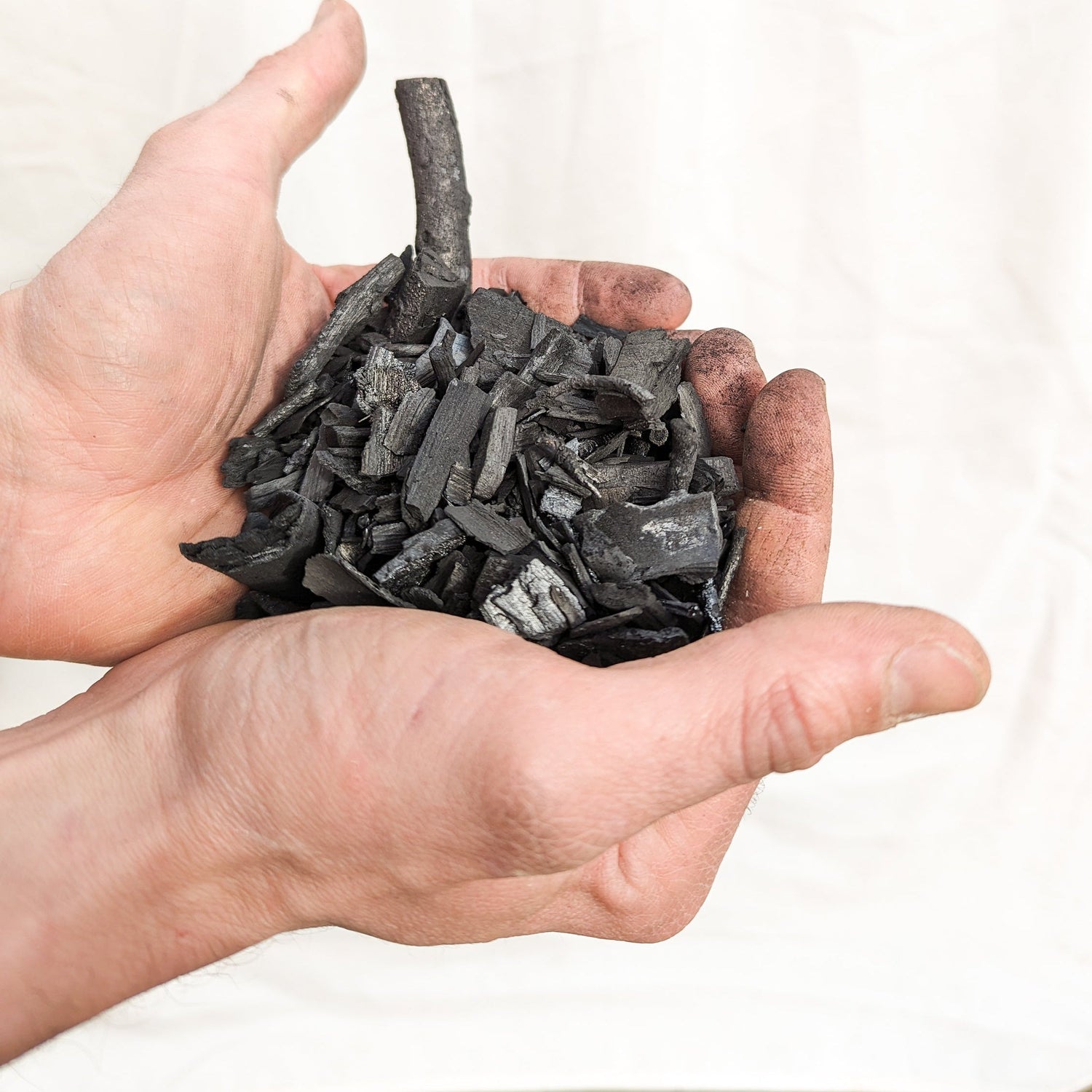 biouhlie drevné uhlie pre skvalitnenie vlastností pôdy OMKVBU45 detail biouhlie v dlani