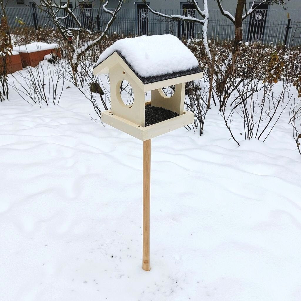 Klasické kŕmidlo pre vtáky z masívneho dreva, s náterom a strieškou. 
OPBDKRMDREV