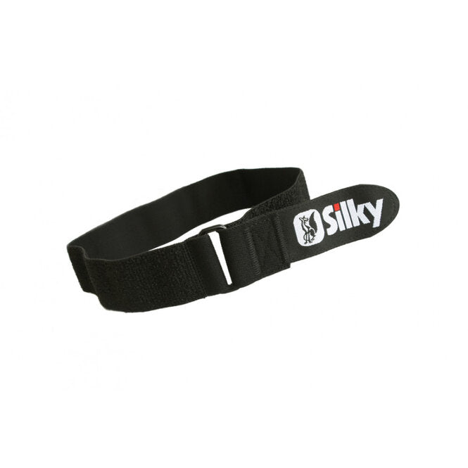Elastický nožný popruh so suchým zipsom na predkolenie, vhodný na uchytenie všetkých pílkových púzdier Silky. Pre upevnenie puzdra potrebujete 2 popruhy. Dĺžka 61cm, šírka 4cm.